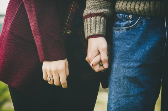 Holding Hands Before Breakup | Source Pixbay.com